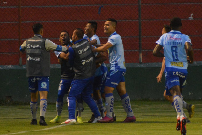 Los jugadores de Macará festejan el gol anotado por Ronald Champang