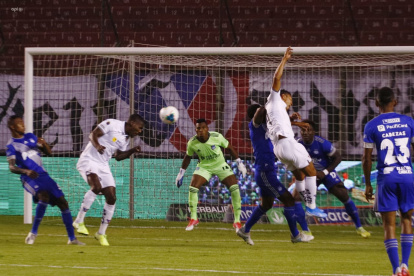 El partido inició con mucho ritmo pero se apagó con la expulsión de Carabalí en Emelec.