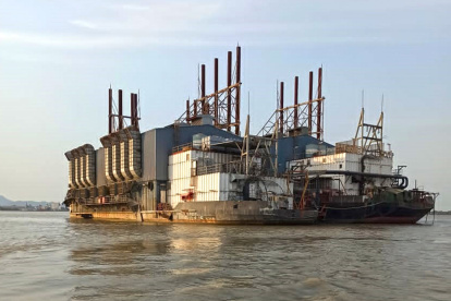 Las barcazas. Son las que producían electricidad en el pasado. Estas acoderan en el muelle de Termoguayas.
