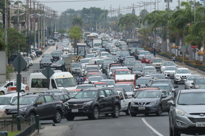 El tráfico se colapsó por 2 horas. Agentes de la ATM y la CTE llegaron al sitio para generar fluidez en la vía.