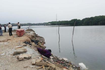 El fallecido estaba envuelto en sábanas y la cabeza metida en una funda negra