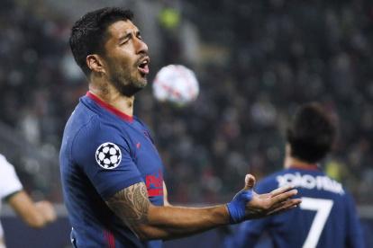 Luis Suárez no podrá comandar la delantera del Atlético ante Barcelona.