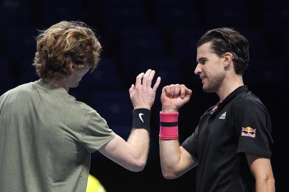 El ruso Andrey Rublev (i) se despide del austríaco Dominic Thiem, luego de su enfrentamiento en Londres.