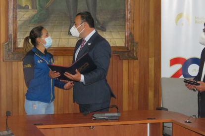 La ciclista ecuatoriana recibió de las manos del alcalde de Riobamba, Napoleón Cadena, el reconocimiento Bicentenario.