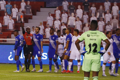 La expulsión de Bryan Carabalí, que dejó a Emelec en inferioridad numérica ante Liga, fue cuestionada por el dirigente de Barcelona.