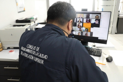 Un delegado del Caces durante el proceso de evaluación de las universidades y escuelas politécnicas del país, 2019-2020.