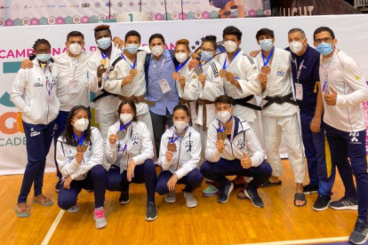 Tricolores. Los equipos nacionales de Cadetes y Junior con las medallas obtenidas.
