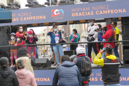 Caravana. La ciclista presidió desde una plataforma móvil las calles de Riobamba. Antes lo hizo en moto.