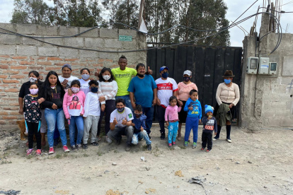 Pervis Estupiñán (c), marcapunta del Villarreal y la selección ecuatoriana, con William Latacunga (abajo de blanco en cuclillas) y otros moradores del sector.