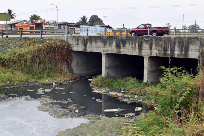 Como se observa en la imagen permanece el estero, en varios puntos. El agua está sucia, con basura y una especie de lama. Y los malos olores se intensifican cuando los días son más calurosos.