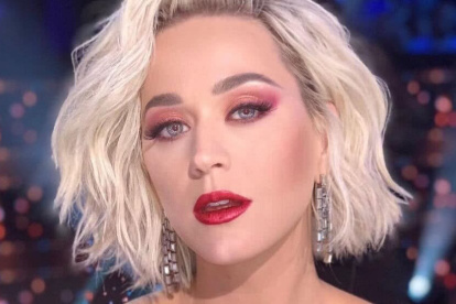 Un look que armoniza a la perfección con la forma del rostro de la cantante Katy Perry