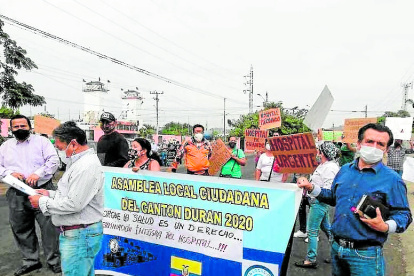 Los vecinos del cantón Durán hicieron un plantón en el exterior de la obra del Hospital de Durán.