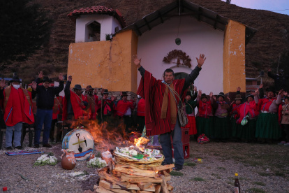 Pobladores de Hampaturi, junto al ministro de Medio Ambiente y Agua, Juan Santos(i), realizan un ritual ancestral.