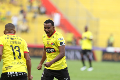 Delincuentes armados asaltaron en el local del defensa de Barcelona, Pedro Pablo Velasco.