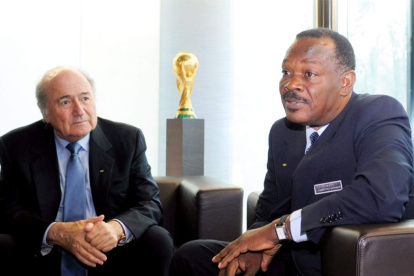 Yves Jean-Bart (d), junto a Joseph Blatter cuando ambos ocupaban cargos importantes en la FIFA.