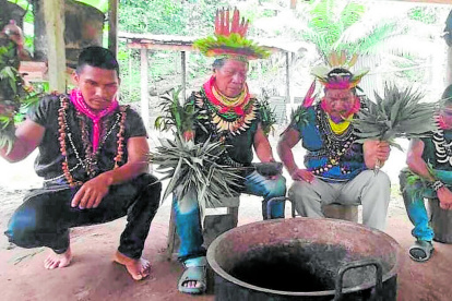 Ceremonia. Antes de preparar la medicina, los curanderos hacen un ritual con las plantas.