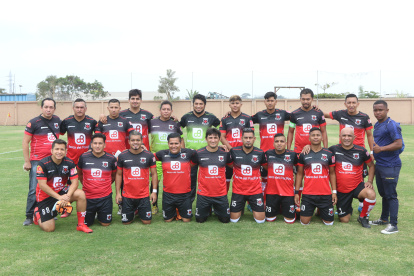 Camaradería. La plantilla de Pied Morr revive una tradición futbolística.