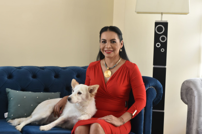 Diana Atamaint fue electa diputada por la provincia de Morona Santiago en 2006 y es la primera mujer shuar en ocupar la presidencia del Consejo Nacional Electoral.