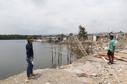 Escenario. Las orillas del estero Salado que habían sido recuperadas lucen invasiones nuevamente. Asentamientos asegura que hará redadas.