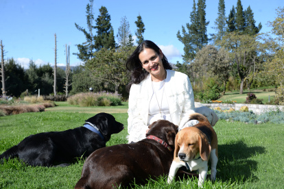 Manzano es también miembro del directorio Charles Darwin, fue subsecretaria de Calidad Ambiental del Ministerio del Ambiente y  Preside Asesores Ambientales Latinoamericanos.