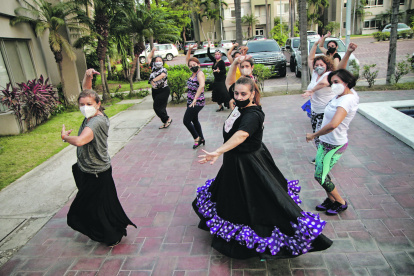 Danza. Un grupo de amigas muestran el baile español que harán en este diciembre, en su reunión privada. Unas estarán en línea.