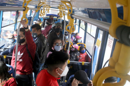Usuarios se quejan del incumplimiento del aforo en buses urbanos y transporte masivo de la ciudad, sobre todo a las horas pico, entre las 07:00 y las 09:00 y las 17:00 y las 19:00.