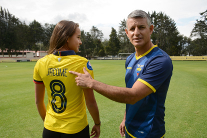 Arella Jácome y su padre Santiago se sienten orgullosos de defender a la Tricolor. 

Gustavo Guaman. Quito 19 de Noviembre de 2020 Agencia(ag-extra ag-expreso-ag-quito)