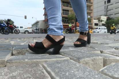 Caminar sobre adoquines con tacones, es una molestia como se ve en la avenida 9 de Octubre y Tungurahua.