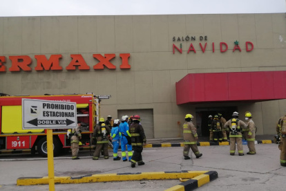 Los bomberos controlando el incendio en el centro comercial Albán Borja.