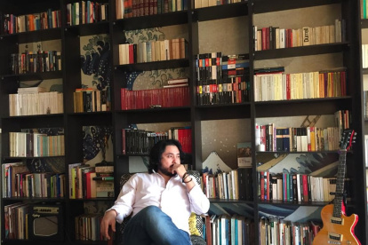 Ernesto Carrión nació en 1978. Es autor de más de una veintena de libros, entre poemarios y novelas. Ganó el Premio Casa de las Américas por la obra "Incendiamos las yeguas en la madrugada".