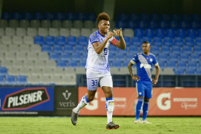 Jugador del Delfín celebra el gol.