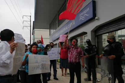 La protesta fue esta mañana en los exteriores de Interagua.