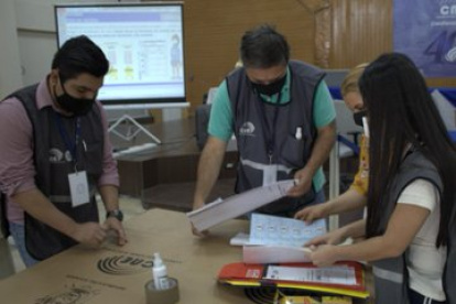 En la delegación del CNE en Guayas se prepara a los capacitadores para que en los próximos días realicen sus talleres en territorio.