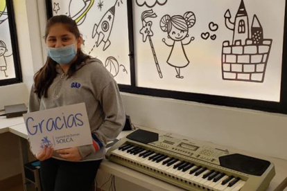 Los niños reciben las primeras donaciones de instrumentos musicales.