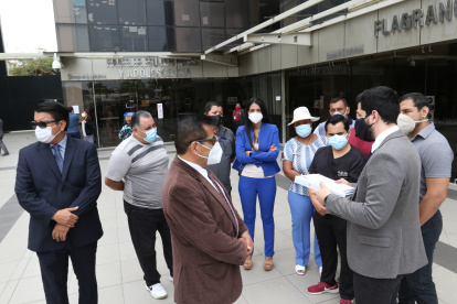 Los aspirantes del concurso escuchan al abogado que los representa.