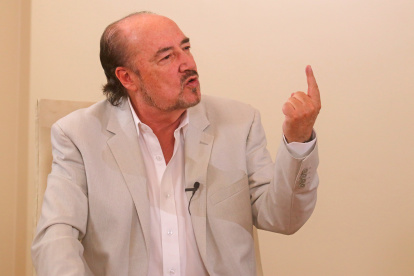 Larrea también fue diputado y ejerció como subsecretario administrativo del Ministerio de Gobierno y Policía durante la administración del expresidente Abdalá Bucaram.