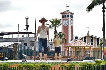 1. Imagen. El monumento al canoero ubicado en el parque central