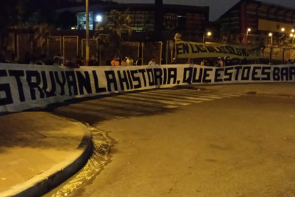 Los hinchs mientras esperaban con pancartas a los jugadores en el Monumental.