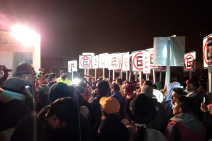 Saquisilí. Al concluir la jornada del secuestro, los manifestantes se llevaron hasta las señales de No Estacionar.