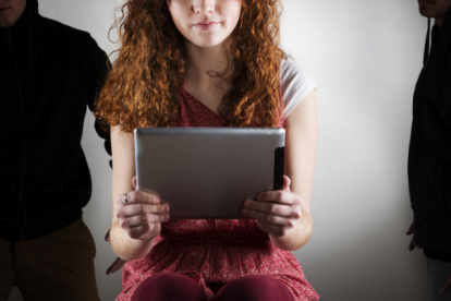 Más de la mitad de las niñas encuestadas ha sufrido violencia en línea.