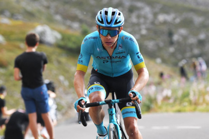 Miguel Ángel López durante el Giro de Italia defendiendo los colores del Astana Pro Team.