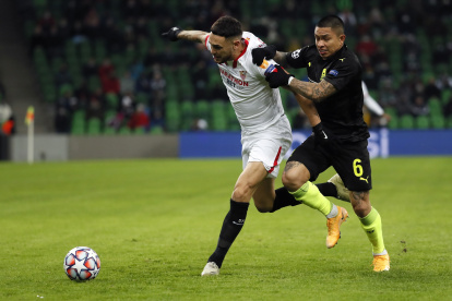 El ecuatoriano Cristian Ramirez (derecha) del Krasnodar disputa la pelota con Lucas Ocampos del Sevilla.