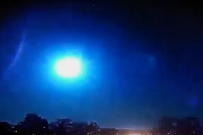 Captura de pantalla del video en el que un meteorito explota en el cielo de Brasi, el 23 de noviembre de 2020.