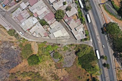 Ubicación. El terreno en cuestión está ubicado en el kilómetro 8 de la vía a la costa. Hay urbanizaciones y entidades educativas alrededor del sitio.
