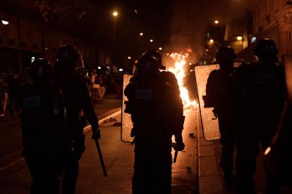 Paris (France), 24/11/2020.- French riot police faceoff with protesters during a demonstration to call for the shelter of wandering migrants on Republic Square in Paris, France, 24 November 2020. This protest takes place the day after French police brutally dismantled a camp which was set up to protest against the evacuation of thousands of migrants from a camp in Saint-Denis. (Protestas, Francia, Estados Unidos) EFE/EPA/Julien de Rosa