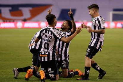 Marinho (centro) es felicitado tras anotar el segundo gol de Santos ante Liga de Quito en el estadio Rodrigo Paz Delgado.