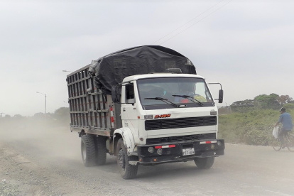 Condición. Desde hace cinco años, la vía Yurima se ha ido deteriorando de a poco. El polvo allí es permanente.