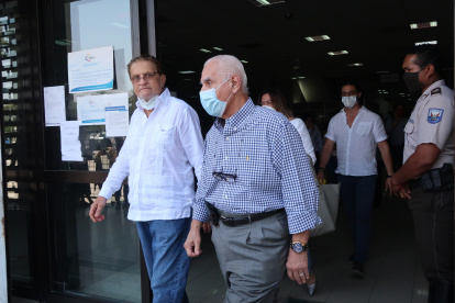 Alfredo Adum Ziadé (i), uno de los acusados en el caso, acudió a la diligencia acompañado de amigos y familiares.