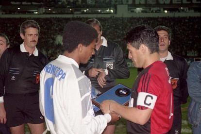 Luis Capurro (i) y Diego Maradona, los capitanes de aquel histórico partido.