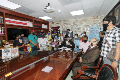 Reunión. Familias de los fallecidos en pandemia, junto a su abogado.